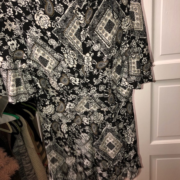 Detailed short sleeve romper - Picture 2 of 4